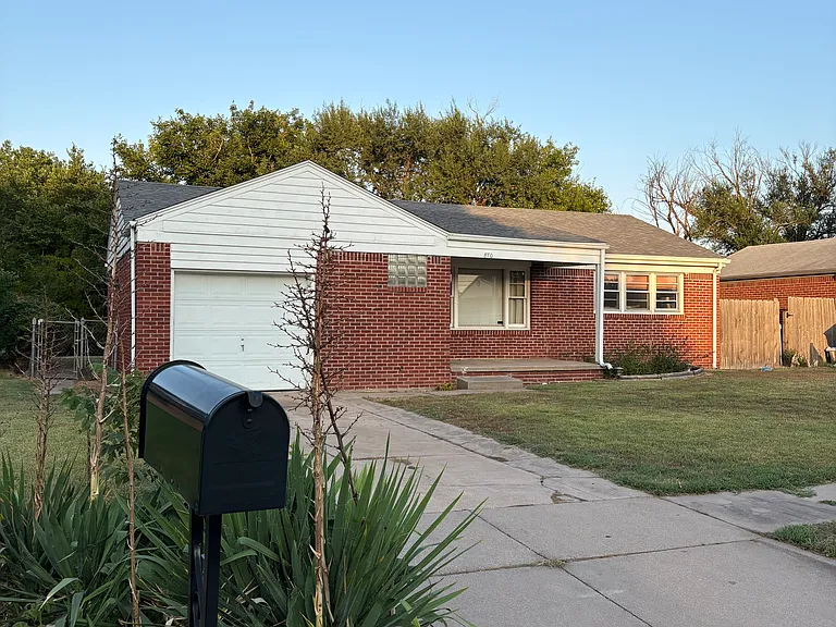 870 S Whittier Rd — Photo 1