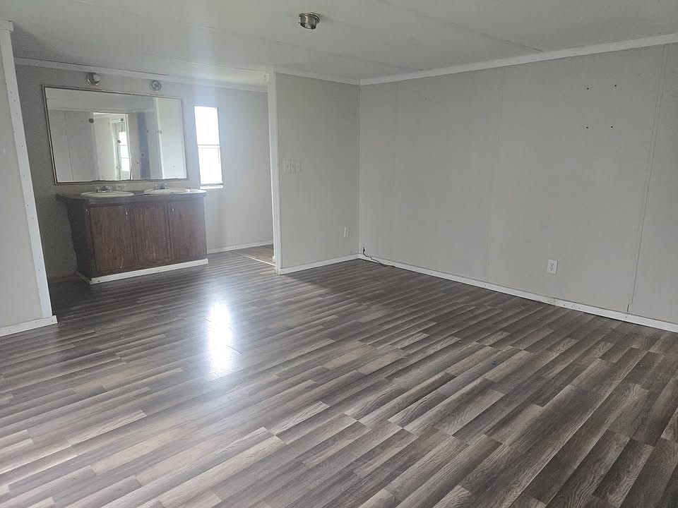 2nd image of 33 Moore Ln