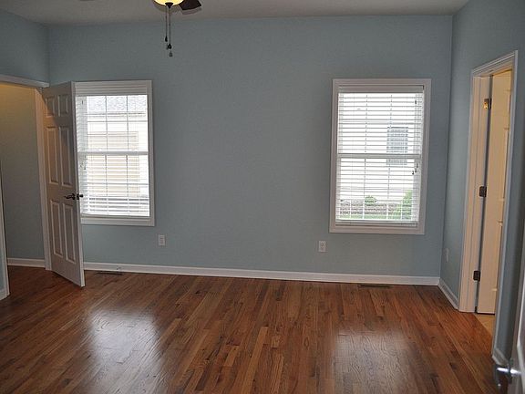 Masterbedroom 2closets- bath