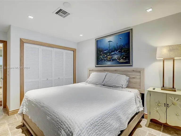 309 Oak St — Photo 43
