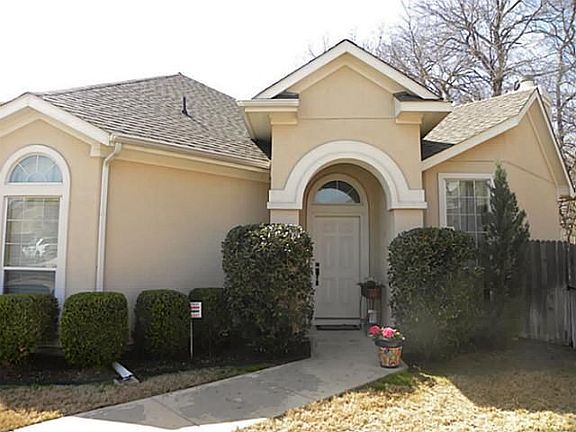 2nd image of 917 Jasper Ln