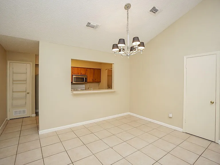 20143 Beechview Ln — Photo 8