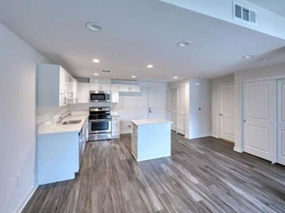 1st image of 6333 Woodman Ave #302