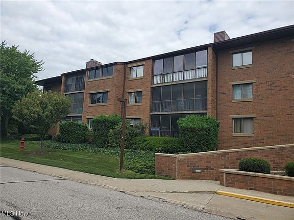 3rd image of 100 Fox Hollow Dr #408B
