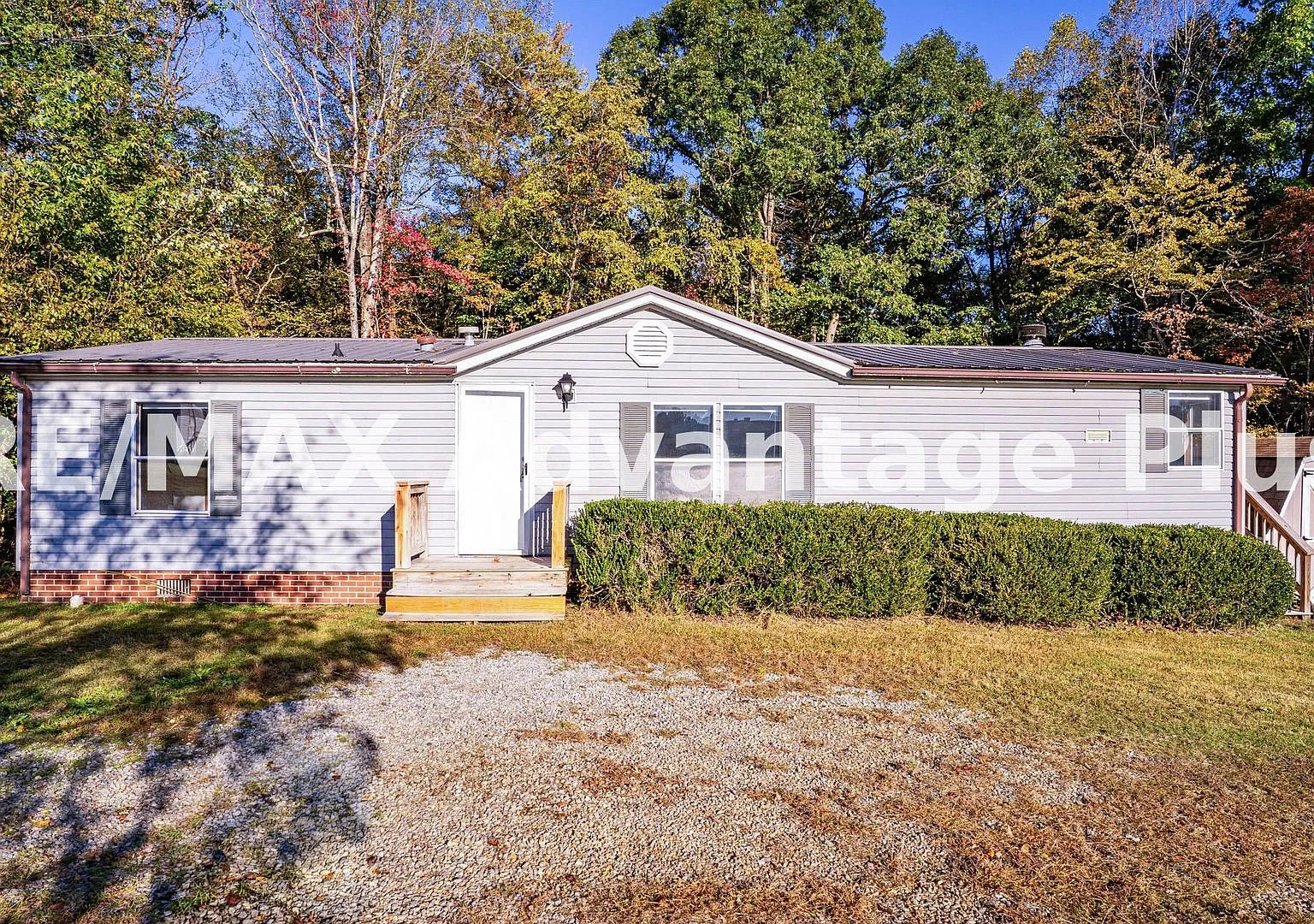 3-Bedroom, 2 bath home with Spacious Deck Minutes from Farmville! — Photo 1