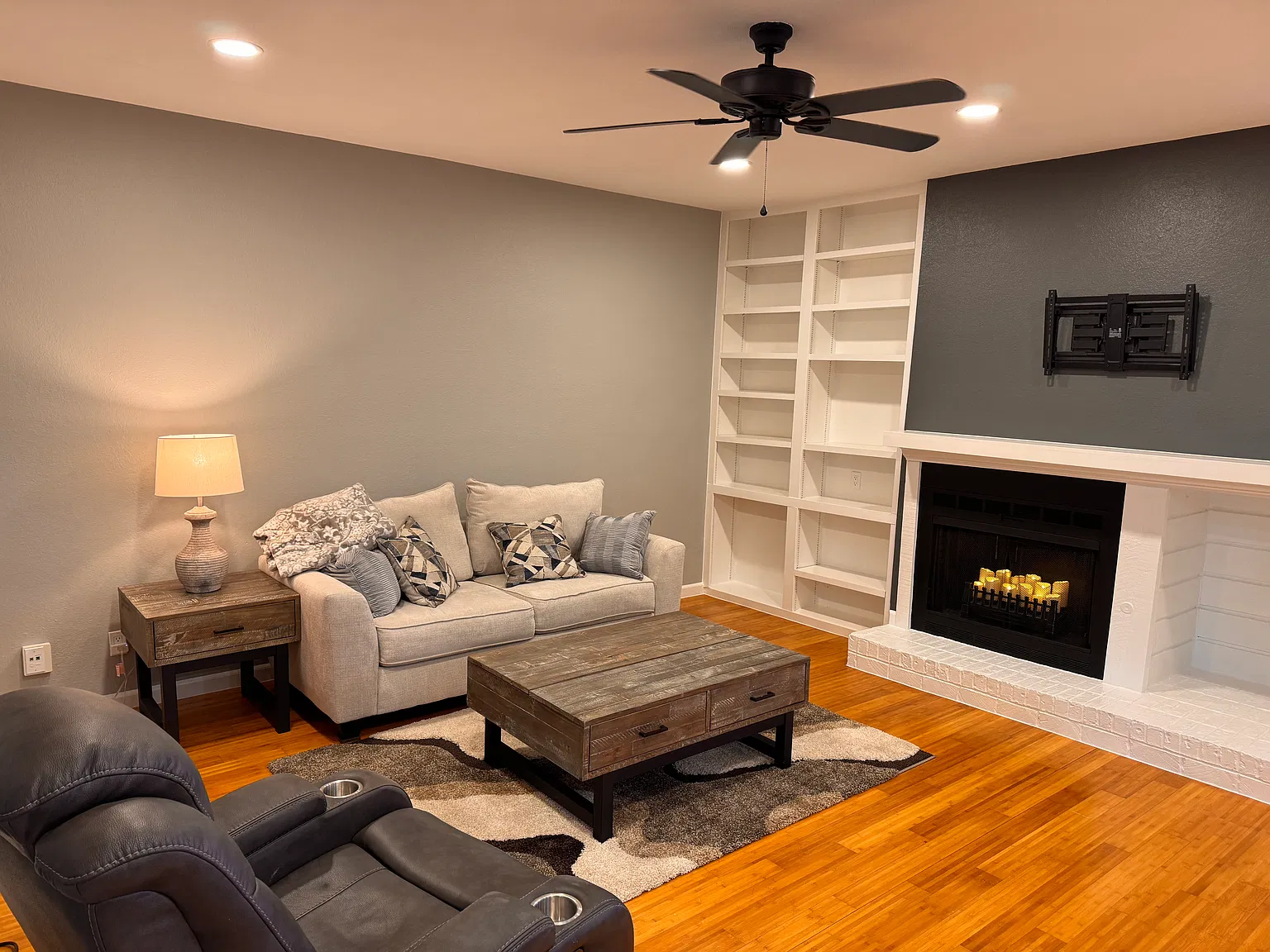 7525 Holly Hill Dr — Photo 1