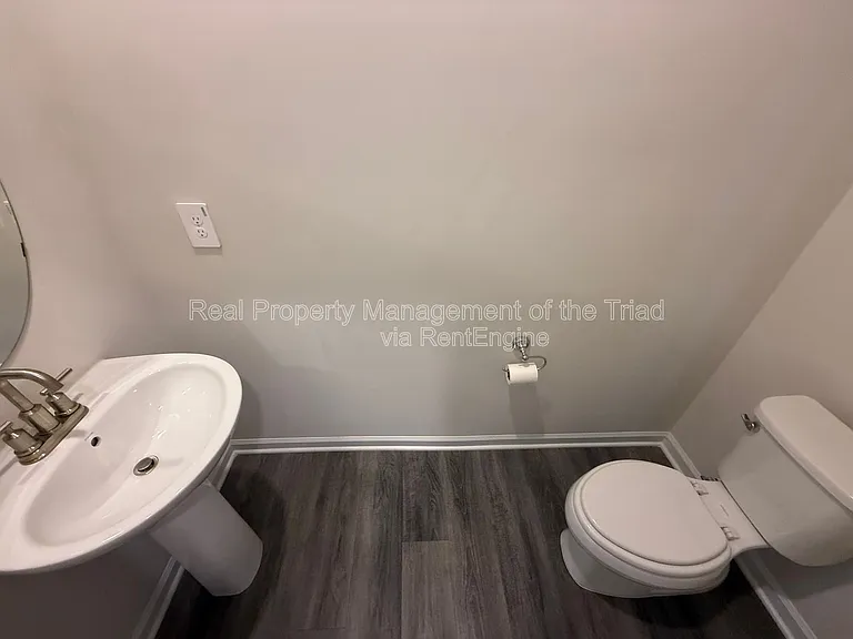 1915 Cherry Creek Rd — Photo 3