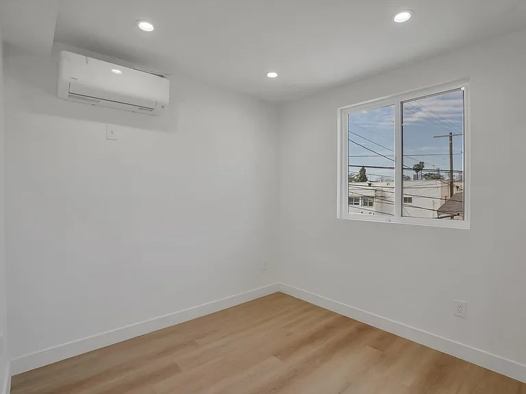 2114 E 2nd St — Photo 22