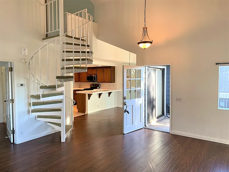 70 Coventry Ln — Photo 4