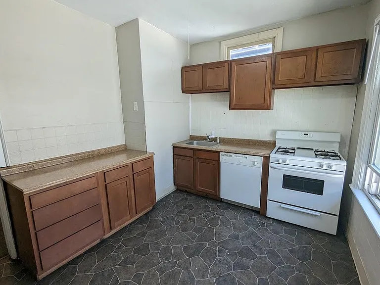 576 Potomac Ave #3 — Photo 17