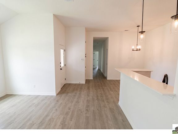 2nd image of 921 Ashwood Dr #A