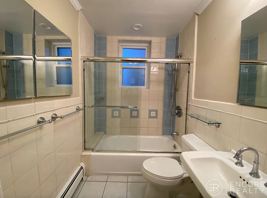 2 bed, 900 sqft, $4,400 — Photo 3