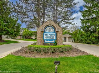 6560 Pleasant Lake Ct #11, West Bloomfield, MI 48322
