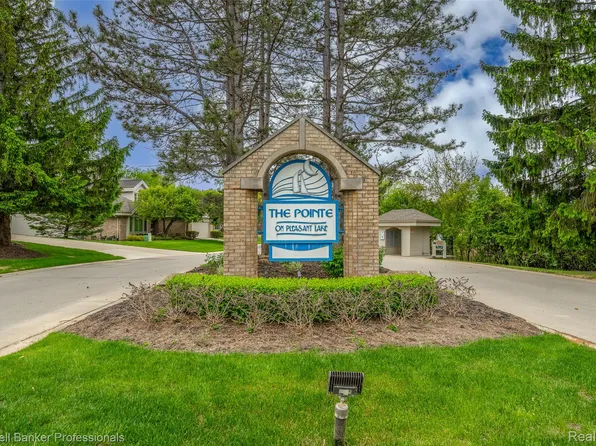 6560 Pleasant Lake Ct #11, West Bloomfield, MI 48322