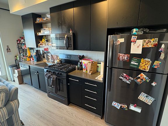 2nd image of 935 W Belmont Ave #602