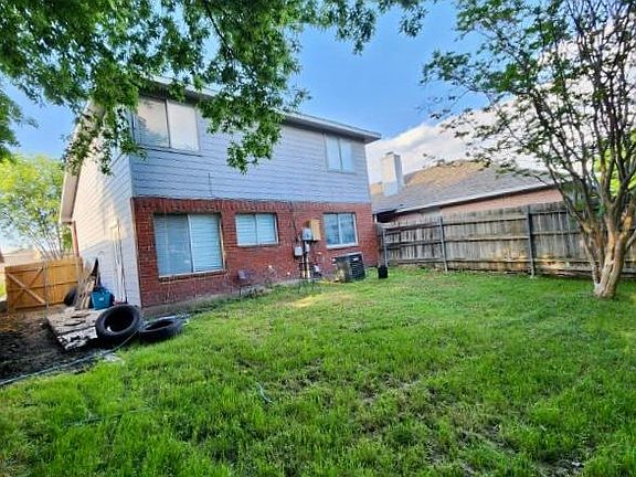 3rd image of 823 Prairie Creek Dr