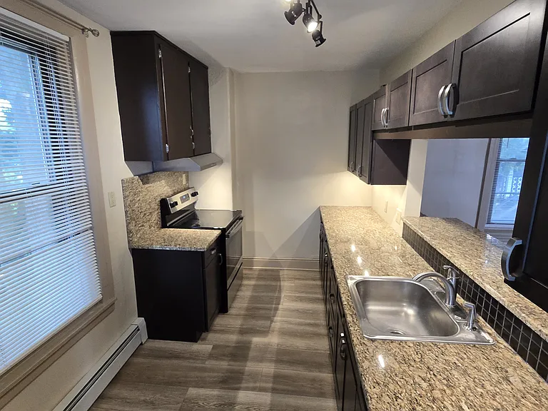 340 Main St #B — Photo 4