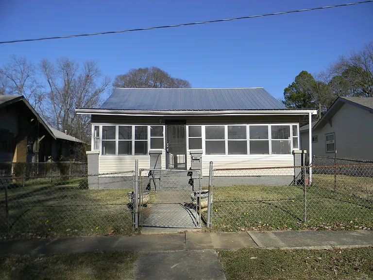 4305 Pulaski St — Photo 1