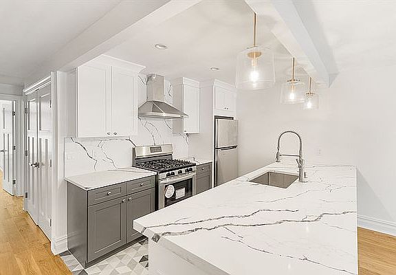 4th image of 726 Chauncey St #1