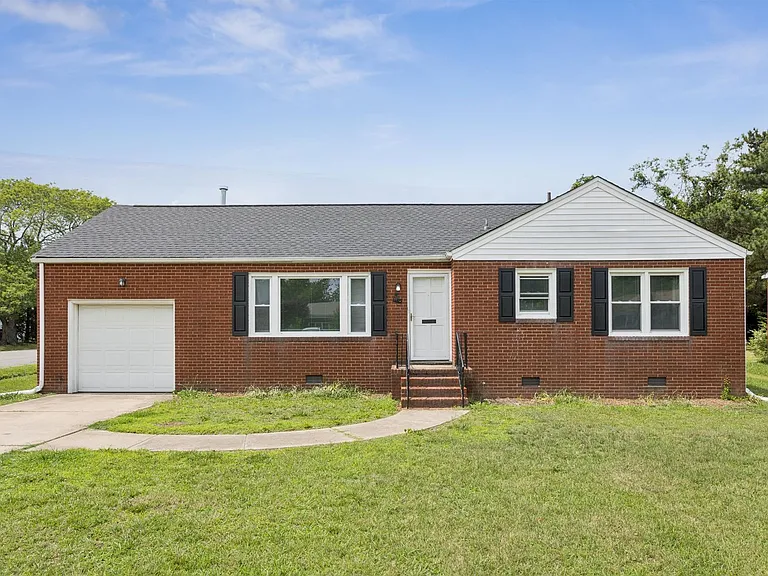 1815 Canterbury Rd — Photo 1