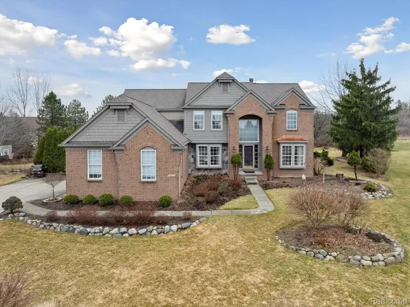 4409 Brighton Dr, Grand Blanc, MI 48439