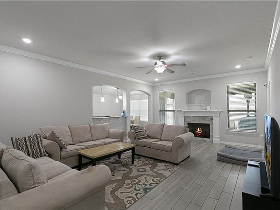 3rd image of 1041 Lakeview Dr