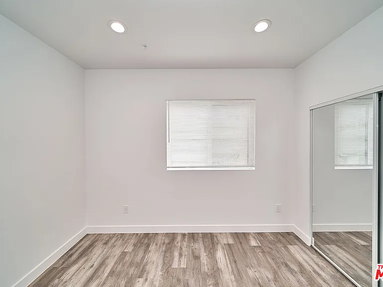 601 W 41st Pl — Photo 20