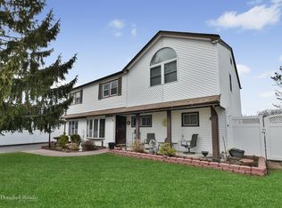 8 Sunrise St, Plainview, NY 11803