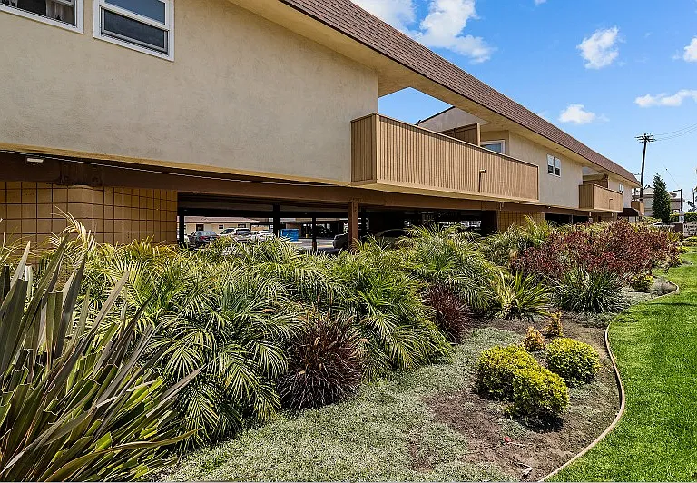 Huntington Garden Apartments — Photo 25