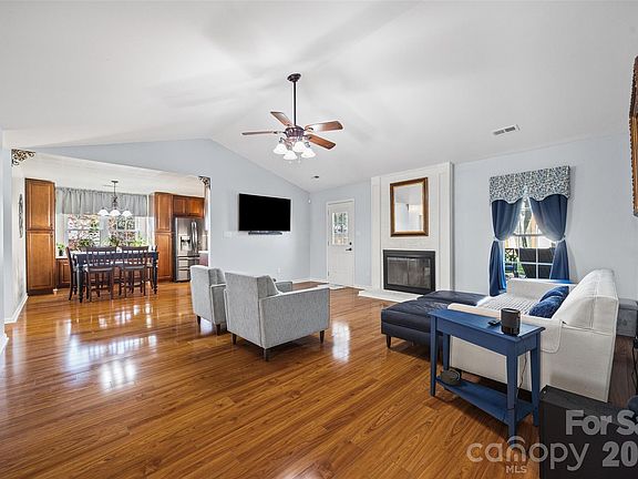 4th image of 2339 Olde Whitehall Rd