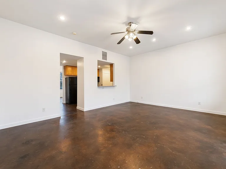2601 East 7th Street — Photo 12