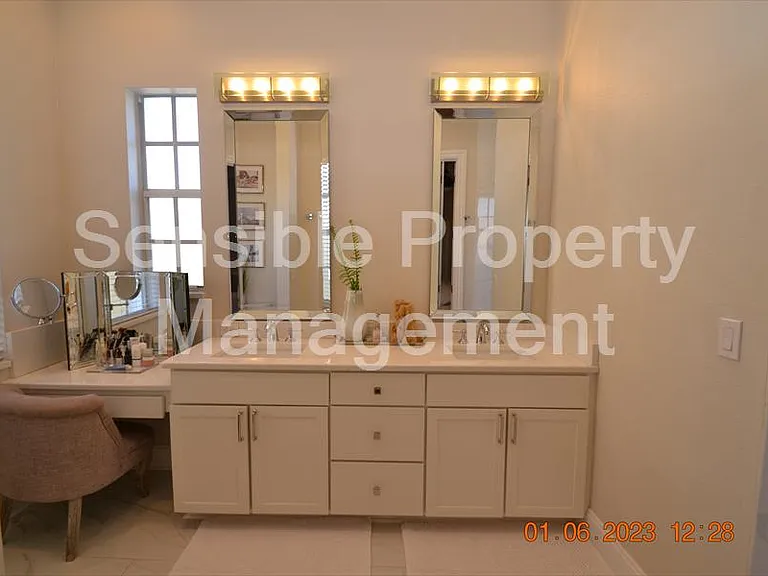 2405 Victoria Gardens Ln — Photo 29