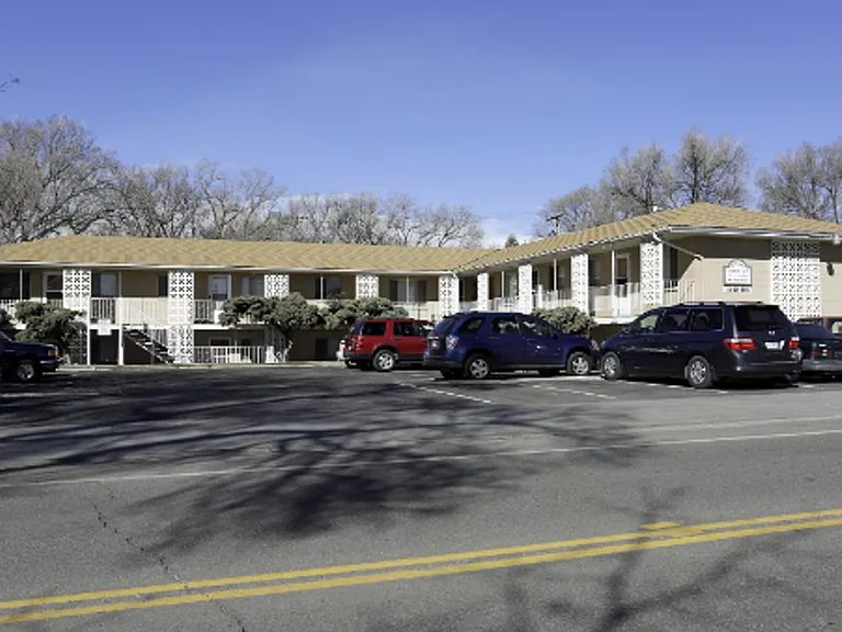 Parklane Apartments — Photo 16