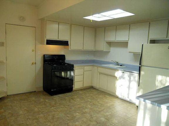 Kitchen w/DW, Disposer