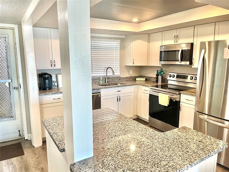 4550 Cove Cir #804 — Photo 6