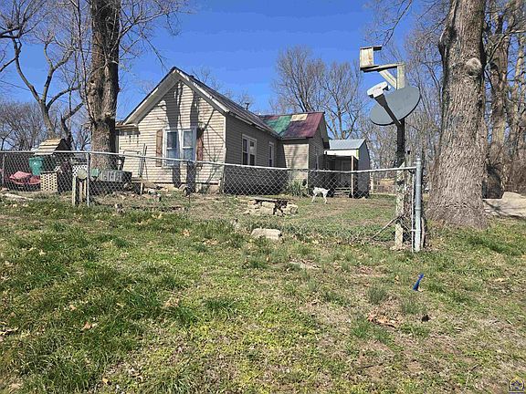 2nd image of 302 2nd St