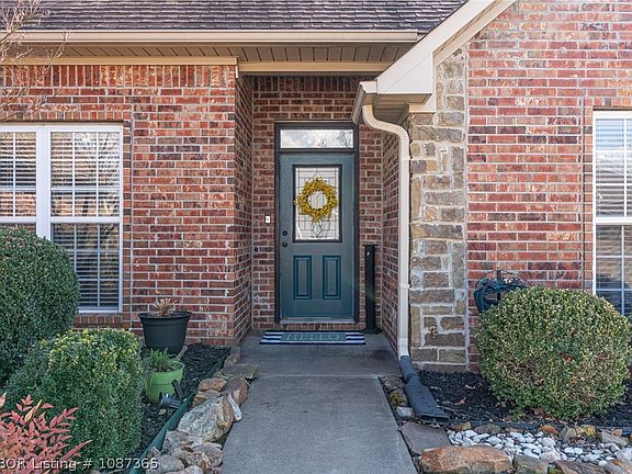 2nd image of 3725 Colfax Way
