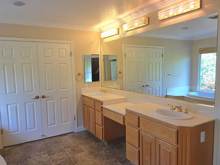 206 Murcia Ct — Photo 15