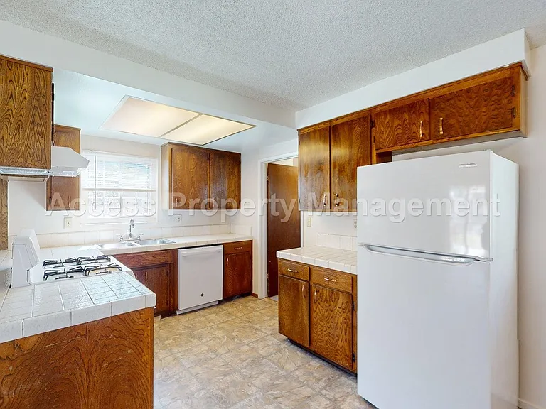 1441 Montclair Dr — Photo 7