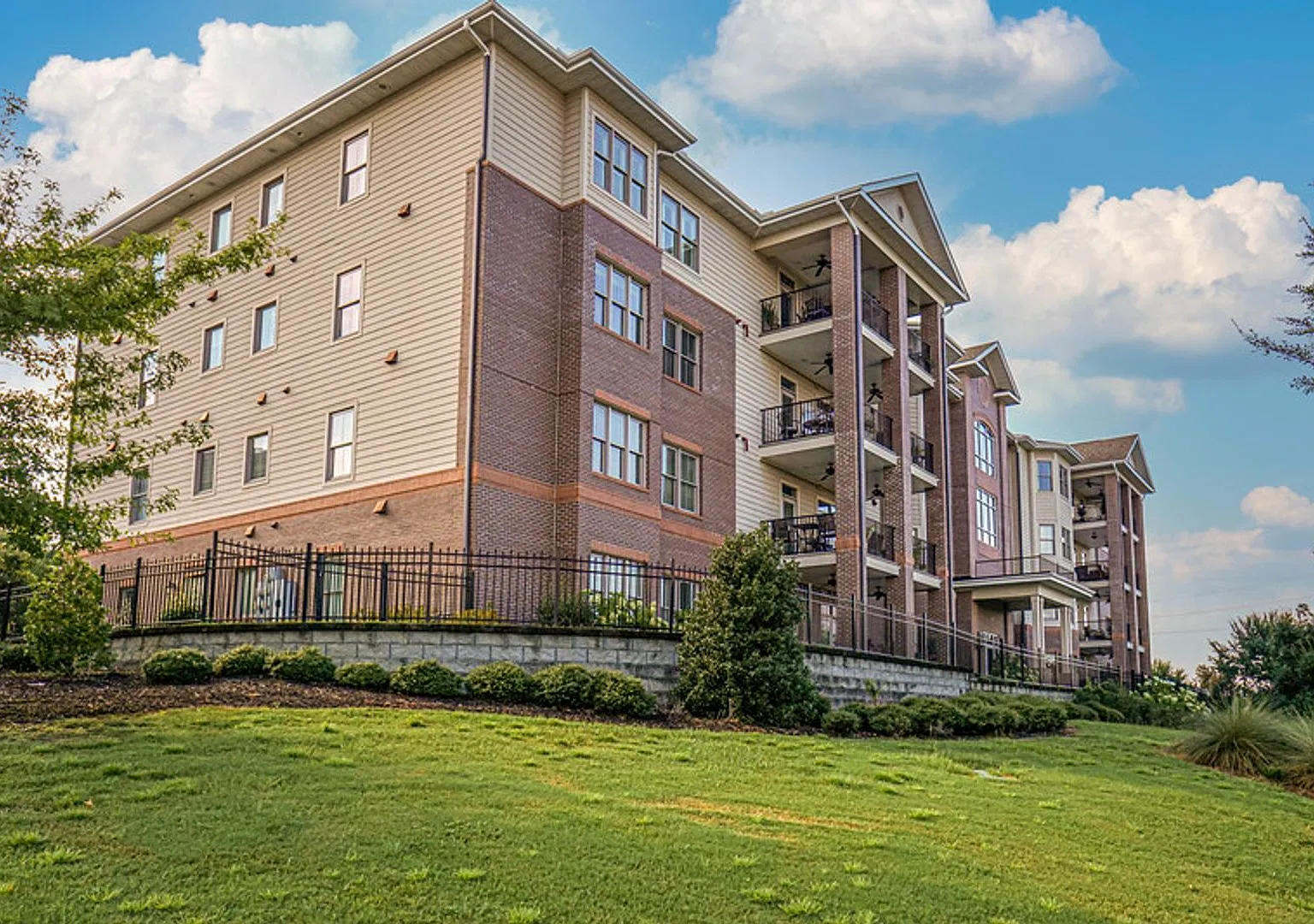 Parkview Condominiums — Photo 3