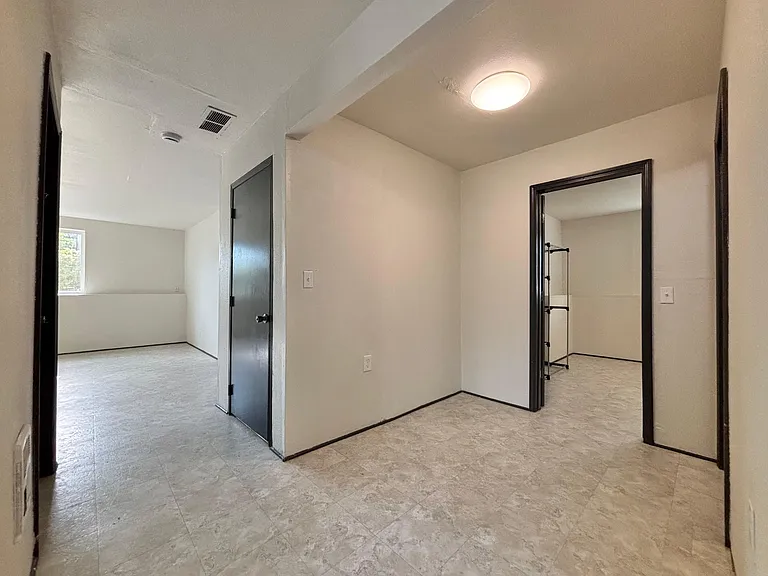 2406 E Empire Ave #B — Photo 8