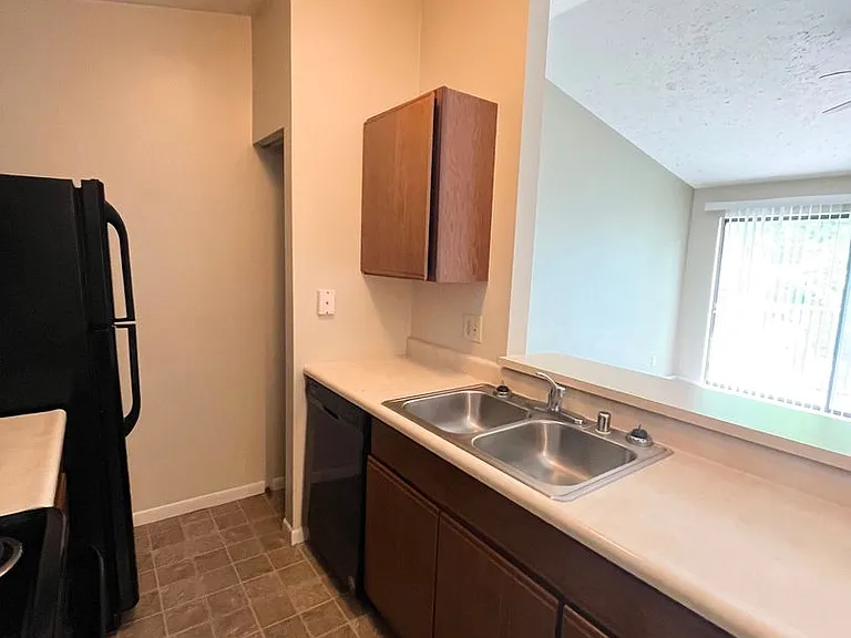 24 Woodland Hills Dr #11 — Photo 4