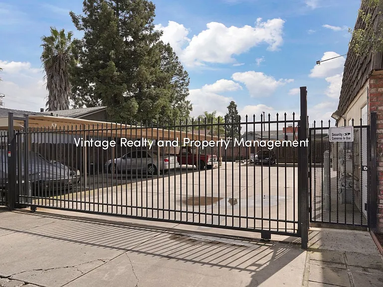 110 E Grove St — Photo 29