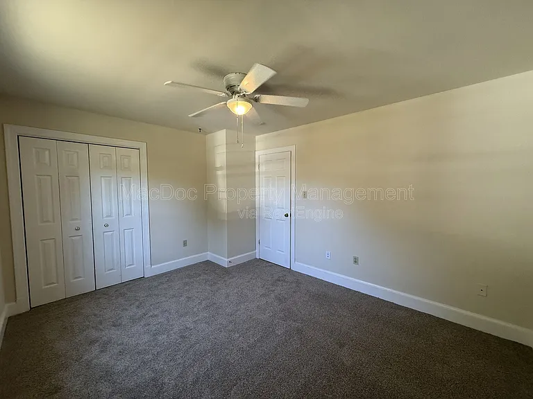 216 W Broaddus Ave — Photo 16