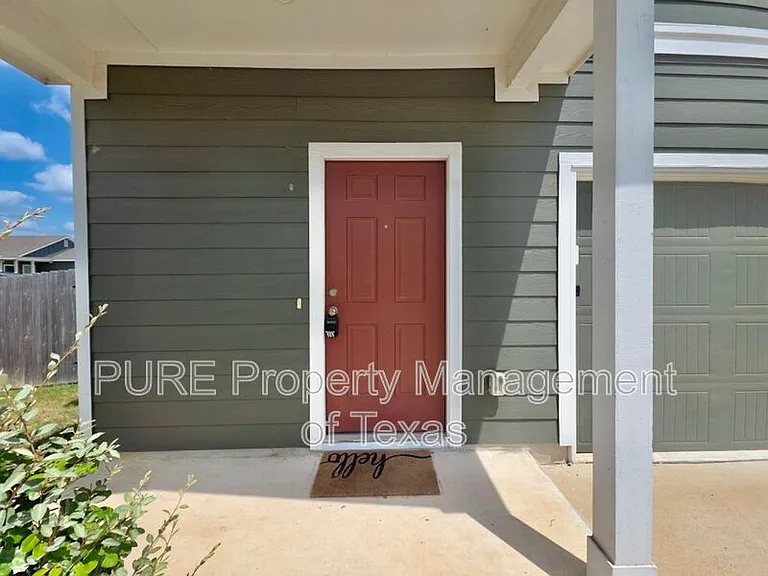 301 Freshwater Dr — Photo 2