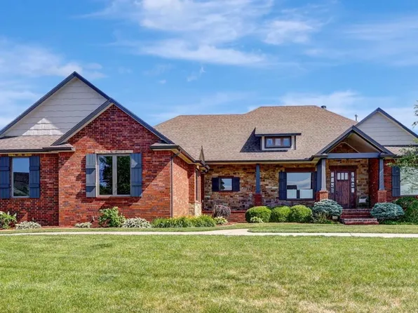 2612 N Paradise Ct, Wichita, KS 67205