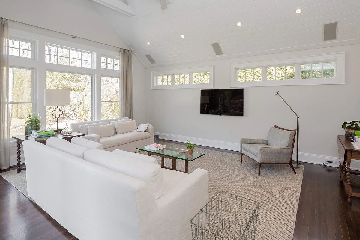 Wainscott 4 Bedroom Immaculate Traditional With Pool — Photo 4