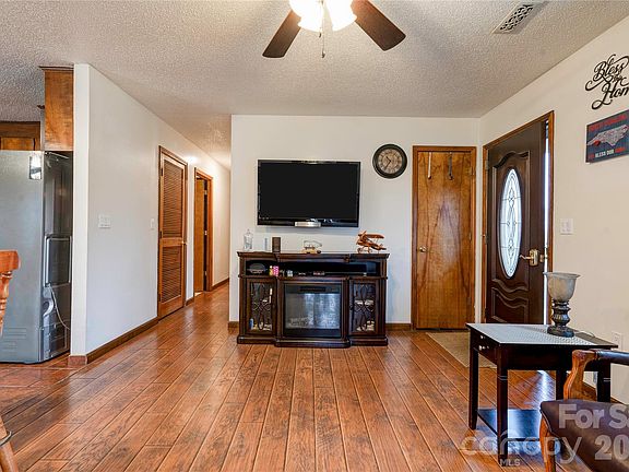 4th image of 111 Hicks Rd