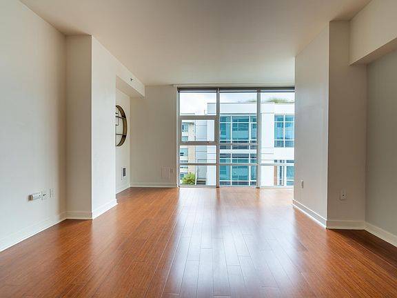 4th image of 300 Berry St Unit 612