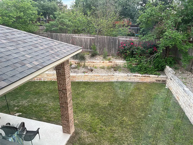 104 Bastrop Dr — Photo 14